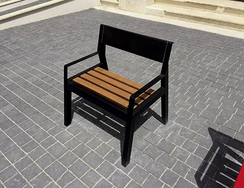 Sitz CASTEO mit Hartholzbelattung, Stahlteile in RAL 3000 feuerrot und RAL 9005 tiefschwarz