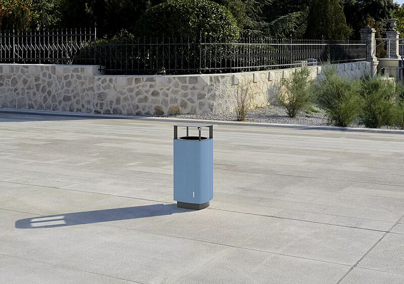 Abfallbehälter QUINBIN, quadratisch abgerundet, mit Schutzdach, Korpus: Aluminiumprofile in RAL 5024 pastellblau, Stahlteile in RAL 9007 graualuminium