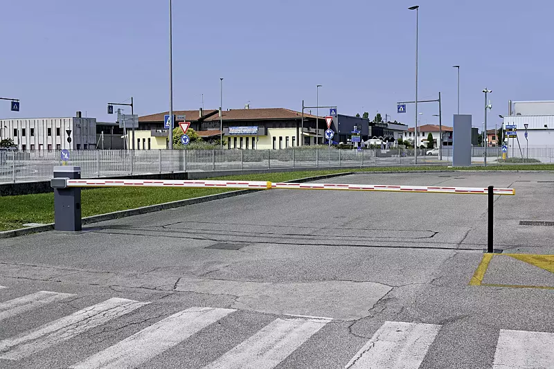 Schrankenanlage BUSSET, Absperrbreite 7,60 m mit 4+4 m Teleskop-Schrankenbaum und Auflagestütze