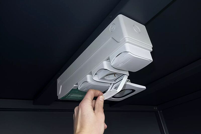 Steckdosenleiste inklusive LED-Strahler und Dämmerungsschalter