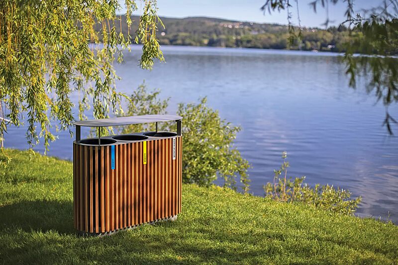 Abfallbehälter QUINBIN TRIO mit Schutzdach, Korpus: Jatobaholzbelattung, Stahlteile in RAL 7043 verkehrsgrau