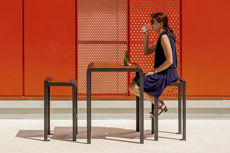 Barhocker PAOSA, Stahlteile in DB 703 eisenglimmer, Sitzauflage aus rotem Zedernholz