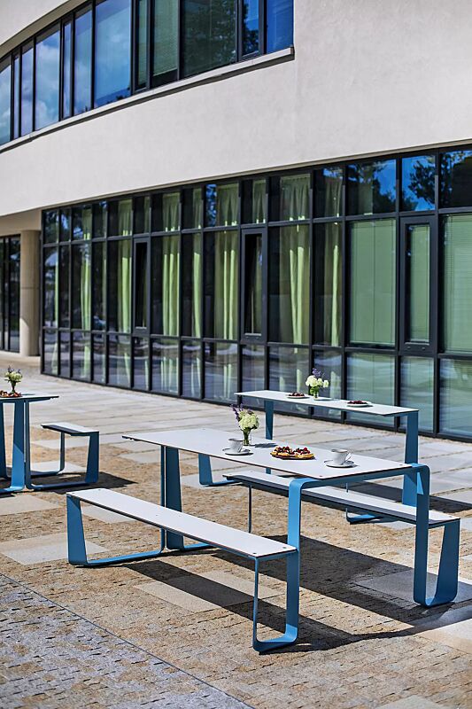 Bank-Tisch-Kombination RAUTSTER, einseitig barrierefrei, mit HPL-Auflage in White 0085, Stahlteile in RAL 5015 himmelblau