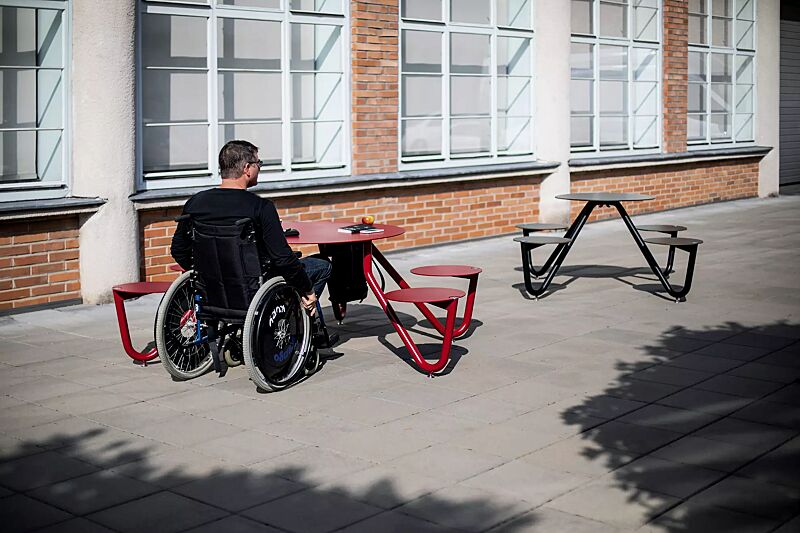 Bank-Tisch-Kombination ORBIT mit rundem Tisch, 5-Sitzer mit Aluminium-Auflage in RAL 3020 verkehrsrot und 4-Sitzer mit HPL-Auflage in schwarz, Stahlteile in RAL 3020 verkehrsrot sowie RAL 9005 tiefschwarz