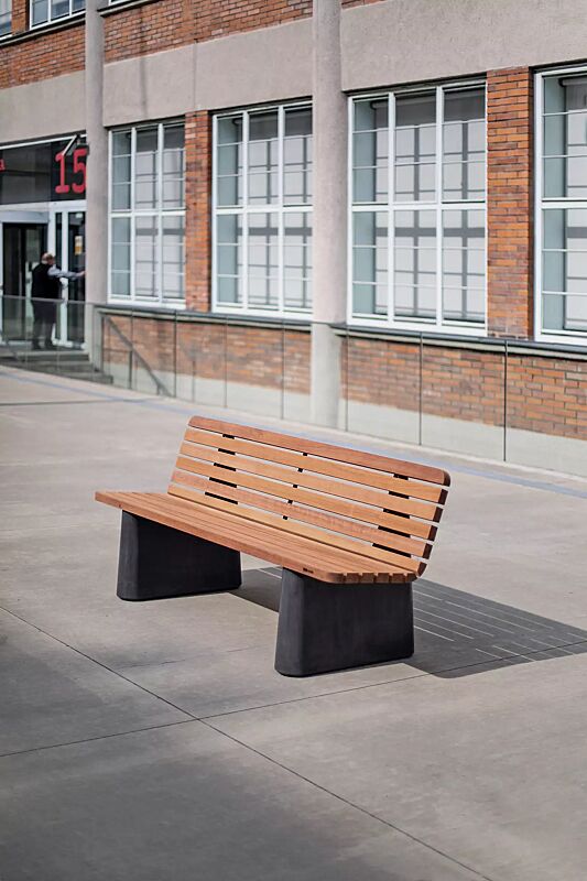 Sitzbank REFORMA mit breiter Rückenlehne, gerade, mit Längsbelattung, mit Jatobaholzbelattung, HSC®-Beton in dunkelgrau