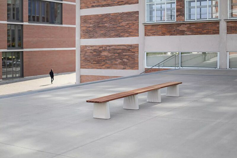 Sitzbank REFORMA ohne Rückenlehne, gerade, mit Längsbelattung, mit Jatobaholzbelattung, HSC®-Beton in hellgrau