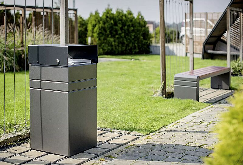 Abfallbehälter BRNO mit Ascher, mit Schutzdach in RAL 7021 schwarzgrau, Beton beschichtet in grau sowie Sitzbank BRNO