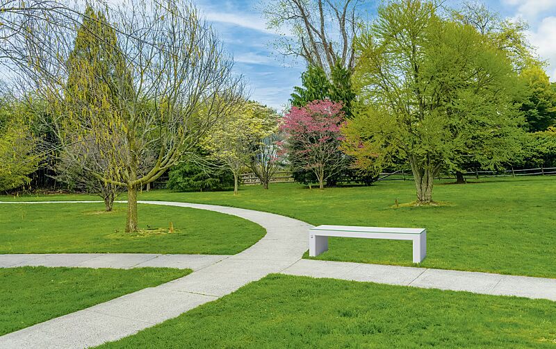 Sitzbank ANDROMEDA SMOGEATER aus photokatalytischem Beton in weiß, Sitzfläche mit abgerundeten Kanten in hellgrün