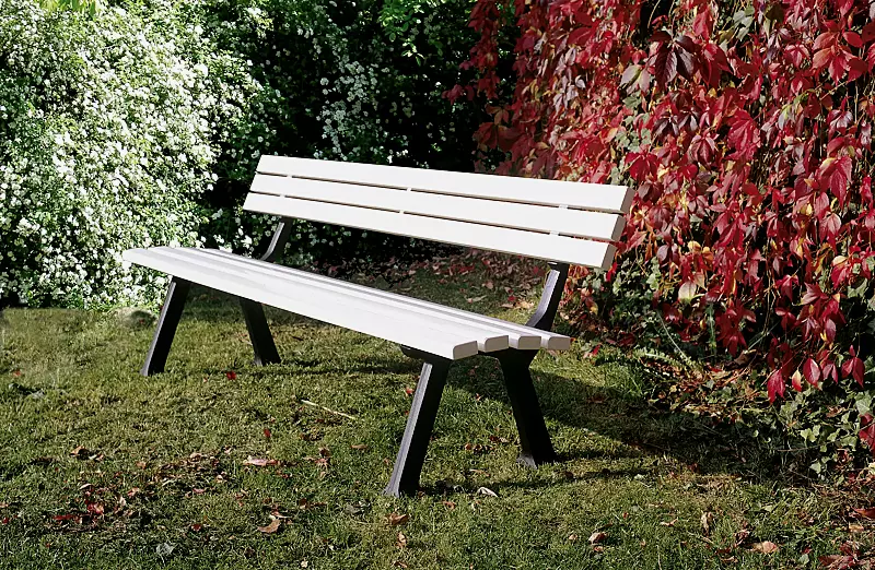 Sitzbank LATTERZA, PVC-Kunststoffbelattung mit Holzeinlage, in cremeweiß ähnlich RAL 9001