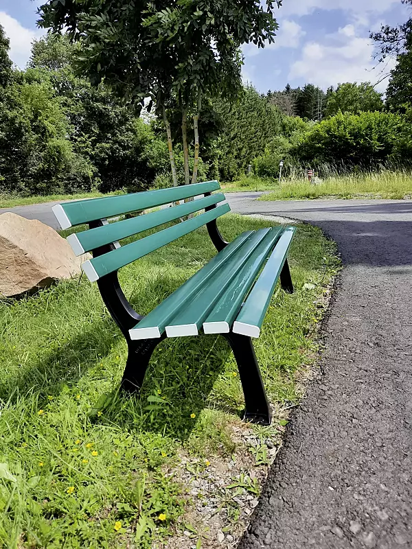 Sitzbank PRATO mit PVC-Kunststoffbelattung mit Holzeinlage in grün änlich RAL 6005