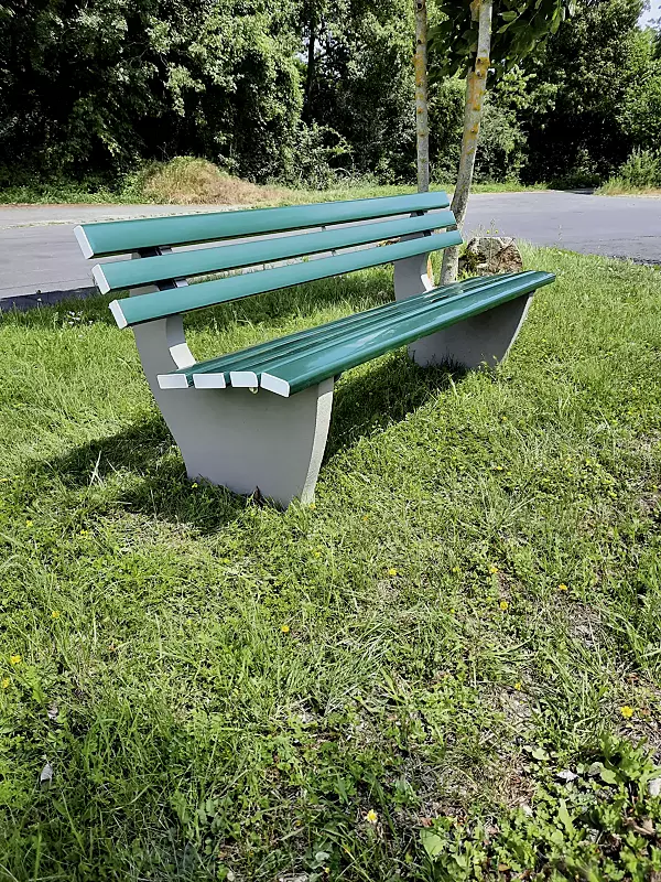 Sitzbank CATANIA, mit PVC-Kunststoffbelattung mit Holzeinlage, in grün ähnlich RAL 6005