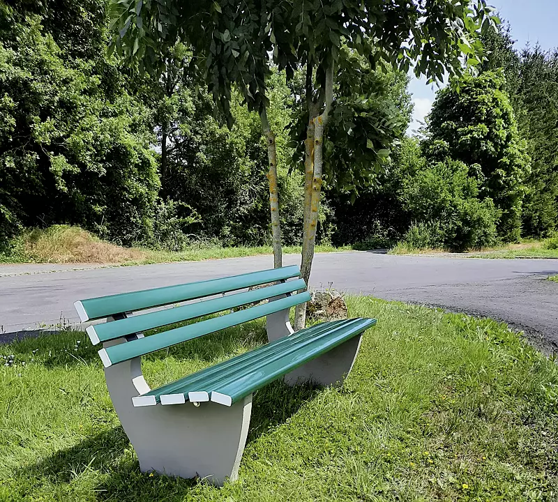 Sitzbank CATANIA, mit PVC-Kunststoffbelattung mit Holzeinlage, in grün ähnlich RAL 6005