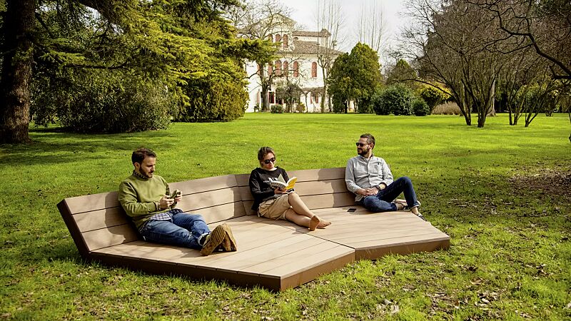 Liegebank SLICE bestehend aus 2 Einzelelementen, modular erweiterbar, Stahlteile in corten, ähnlich RAL 8007 rehbraun (strukturiert)