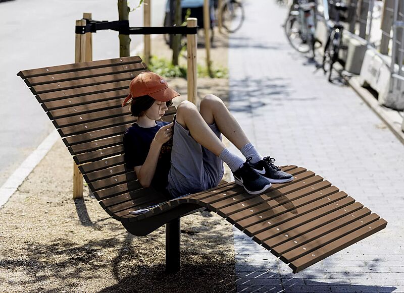 Liegebank FJORDPARK, Stahlteile in RAL 9005 tiefschwarz