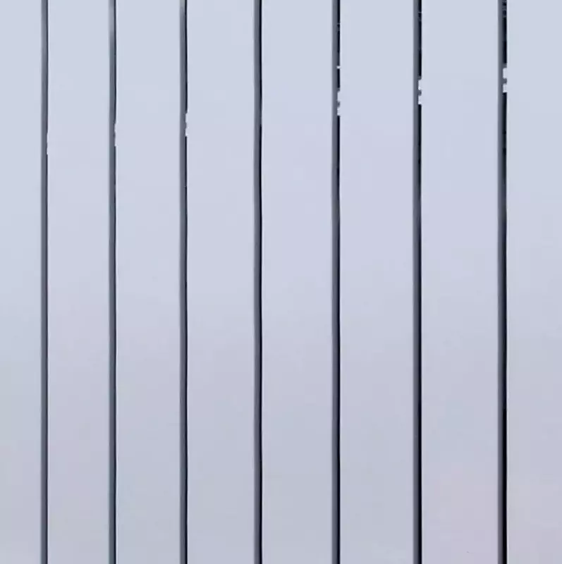 Wandelement mit Stahlblechpaneelen, senkrecht