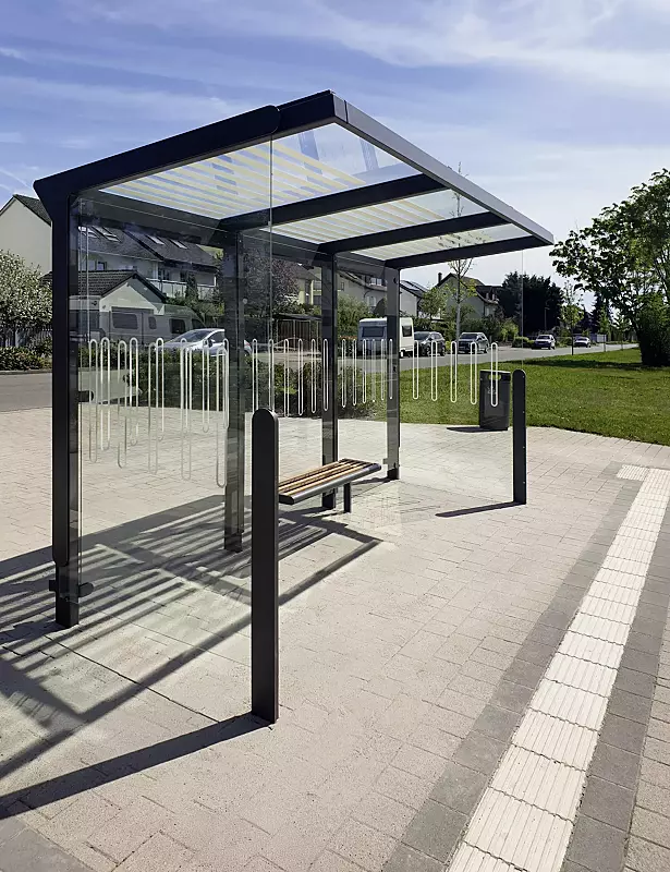 Wartehalle AUREO, Dachbreite x Dachtiefe 4220 mm x 1855 mm, Rück- / Seitenwände ESG, Klarglas mit Scheibendekor, inkl. Sitzbank, Stahlkonstruktion in DB 703 eisenglimmer