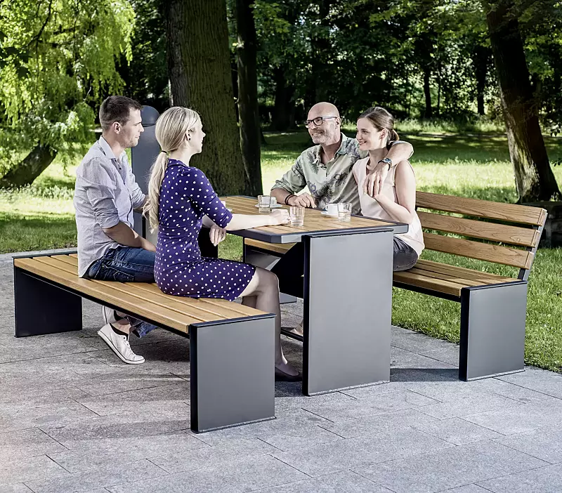 Outdoor-Tische aus Stahl, Holz und Beton