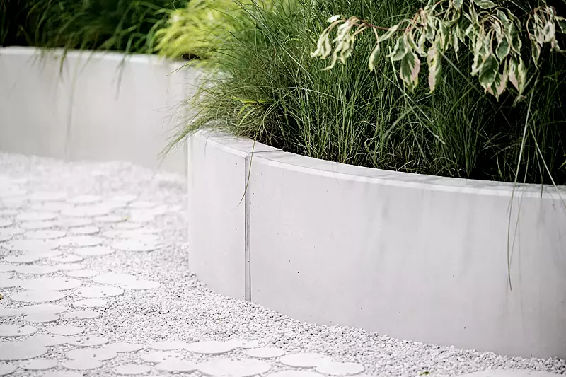 Stützwand MIURA bestehend aus verschiedenen Elementen