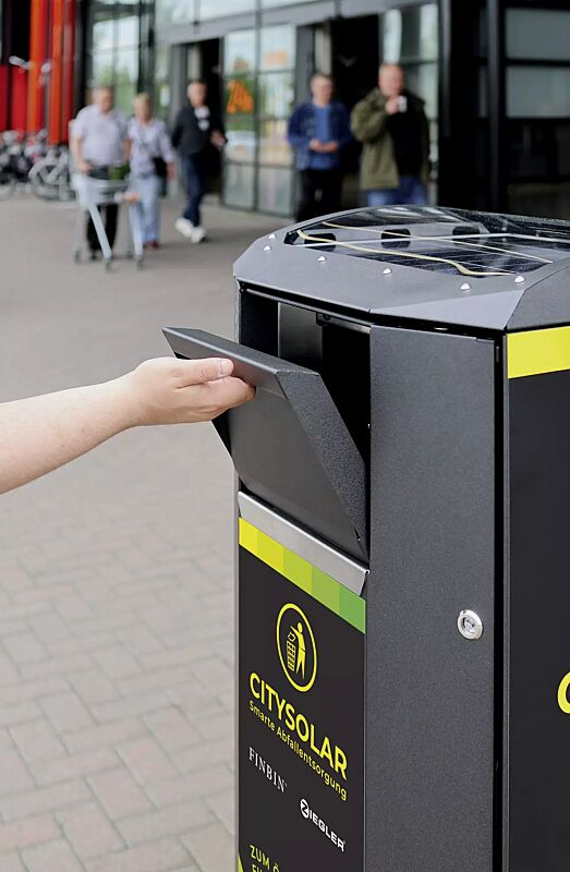 Detail: Einwurfklappe