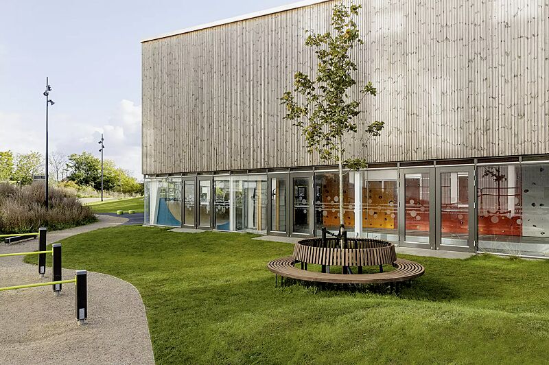 Rundbank IKAST mit Rückenlehne, Ø 2500 mm, Stahlteile in RAL 7016 anthrazitgrau