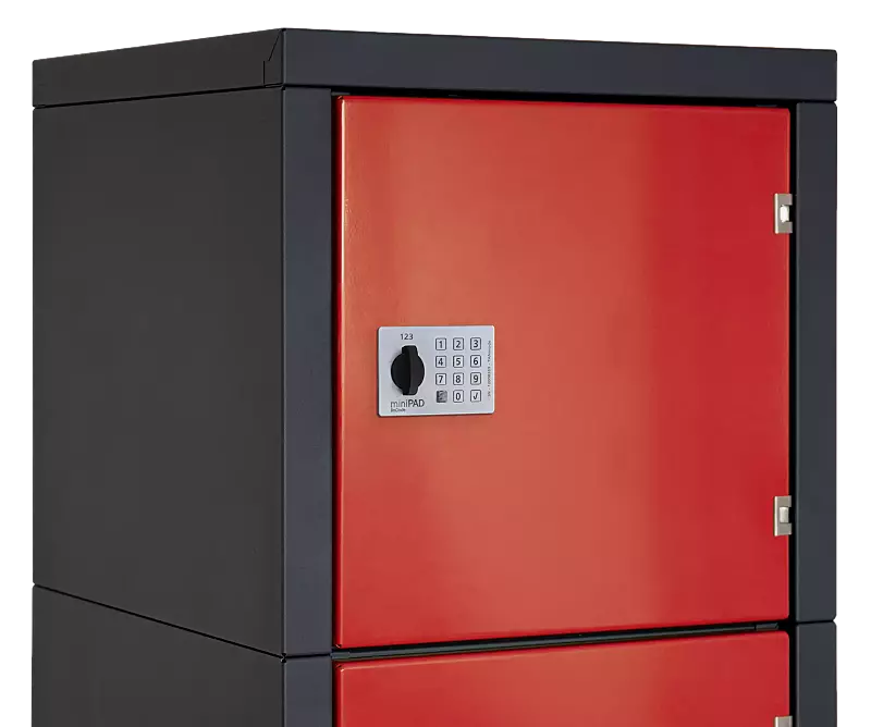 Detail: Tür mit PIN-Code-Schloss