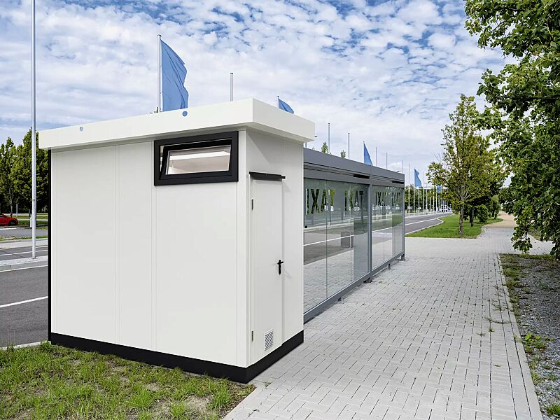 Sanitäranlage LEPORIS zur Nutzung als Fahrertoilette, Dachbreite x Dachtiefe 1955 mm x 2655 mm, Stahlkonstruktion in RAL 9006 weissaluminium