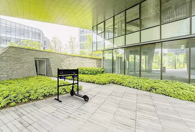 Scooter-Parker mit Ladestellen BETIM