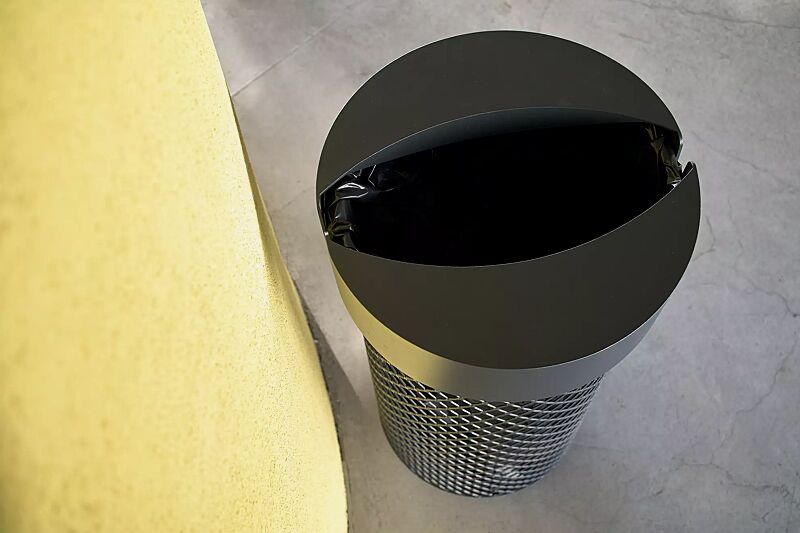 abfallbehaelter-aeroporto__shoKAT0043304 Detail: Aluminiumdeckel