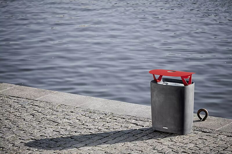 Abfallbehälter BETTER mit Schutzdach und Ascher, Behälter in dunkelgrau, Schutzdach in RAL 3020 verkehrsrot