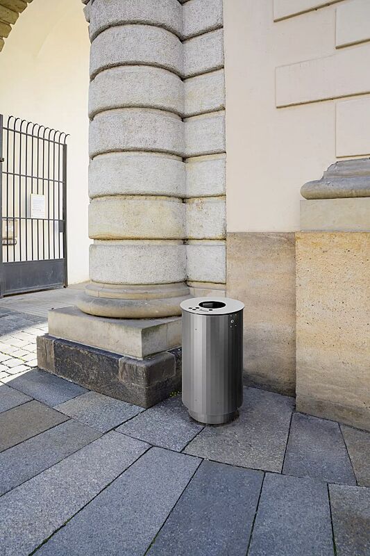 Abfallbehälter BEXHILL mit Ascher, 90 Liter, mit Sockel, in DB 703 eisenglimmer