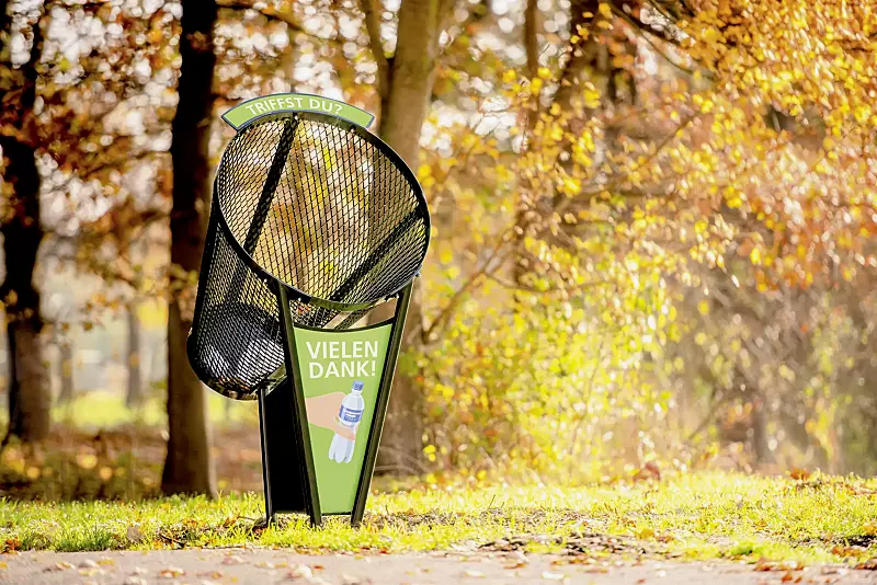 abfallbehaelter-binswinger__shoKAT0061161 Abfallbehälter BINSWINGER mit Vorder- und Seitenteil (Zubehör) sowie Aufklebern mit individueller Beschriftung (Zubehör), Stahlteile in RAL 6009 tannengrün