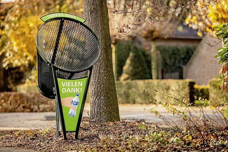 abfallbehaelter-binswinger__shoKAT0061189 Abfallbehälter BINSWINGER mit Vorder- und Seitenteil (Zubehör) sowie Aufklebern mit individueller Beschriftung (Zubehör), Stahlteile in RAL 6009 tannengrün