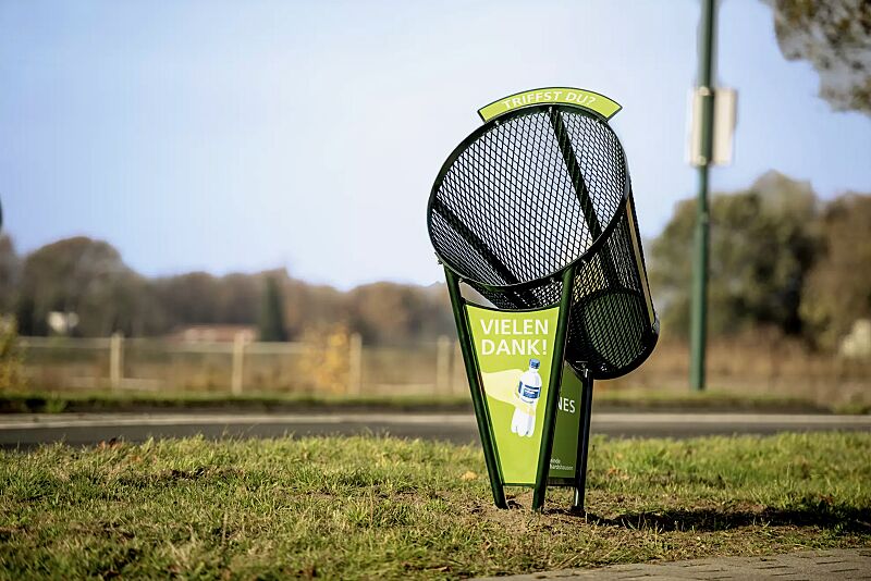 abfallbehaelter-binswinger__shoKAT0061193 Abfallbehälter BINSWINGER mit Vorder- und Seitenteil (Zubehör) sowie Aufklebern mit individueller Beschriftung (Zubehör), Stahlteile in RAL 6009 tannengrün