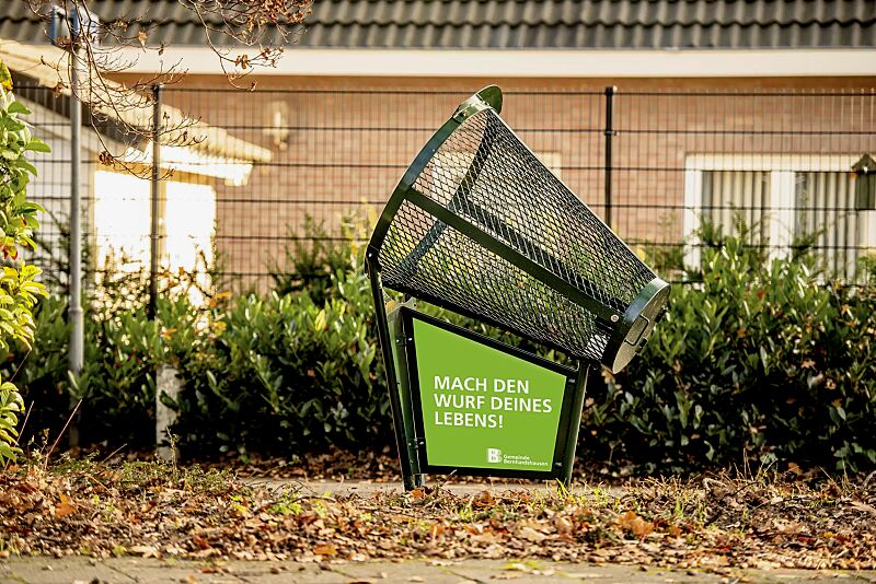 abfallbehaelter-binswinger__shoKAT0061194 Abfallbehälter BINSWINGER mit Vorder- und Seitenteil (Zubehör) sowie Aufklebern mit individueller Beschriftung (Zubehör), Stahlteile in RAL 6009 tannengrün