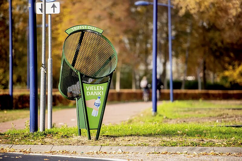 abfallbehaelter-binswinger__shoKAT0061195 Abfallbehälter BINSWINGER mit Vorder- und Seitenteil (Zubehör) sowie Aufklebern mit individueller Beschriftung (Zubehör), Stahlteile in RAL 6009 tannengrün