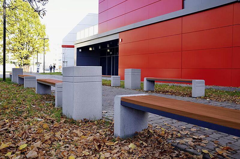 Abfallbehälter BRNO mit Ascher, ohne Schutzdach, Beton sandgetrahlt, sowie Sitzbank BRNO, sandgestrahlt