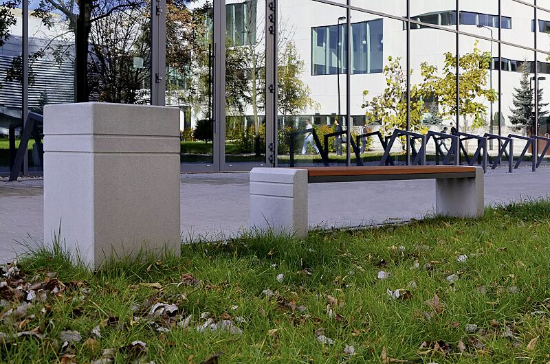 Abfallbehälter BRNO mit Ascher, ohne Schutzdach, Beton sandgestrahlt, sowie Sitzbank BRNO, Beton sandgestrahlt