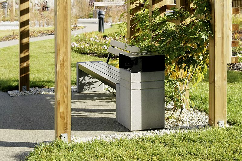 Abfallbehälter BRNO mit Ascher, mit Schutzdach in RAL 7021 schwarzgrau, Beton sandgestrahlt