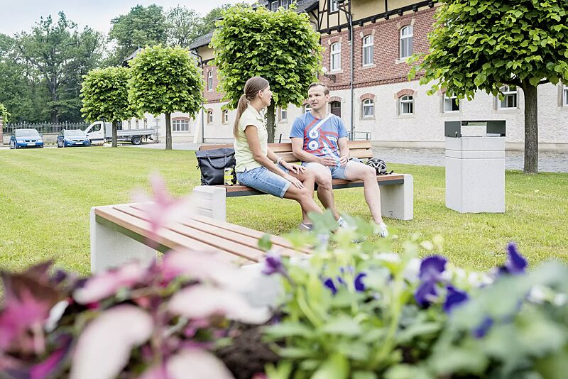 Abfallbehälter BRNO mit Ascher, mit Schutzdach in RAL 7021 schwarzgrau, Beton sandgestrahlt sowie Sitzbank BRNO