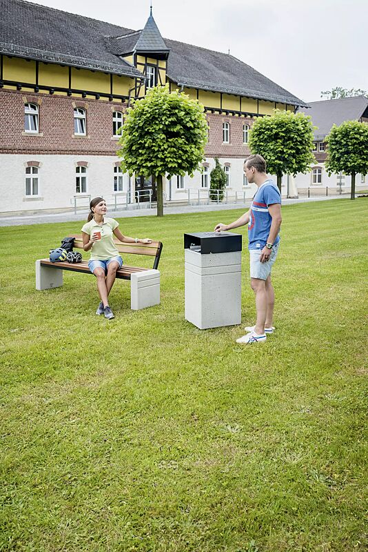 Abfallbehälter BRNO mit Ascher, mit Schutzdach in RAL 7021 schwarzgrau, Beton sandgestrahlt sowie Sitzbank BRNO