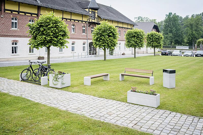Kollektion BRNO bestehend aus Abfallbehälter, Sitzbank, Fahrradständer und Pflanzbehälter, Beton sandgestrahlt