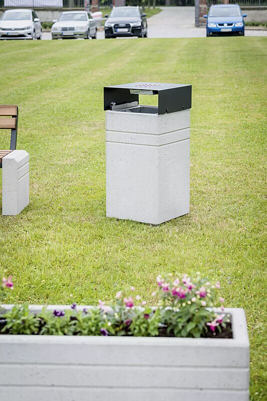 Abfallbehälter BRNO mit Ascher, mit Schutzdach in RAL 7021 schwarzgrau, Beton sandgestrahlt