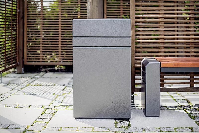 Abfallbehälter BRNO ohne Schutzdach, Beton beschichtet in grau sowie Sitzbank BRNO