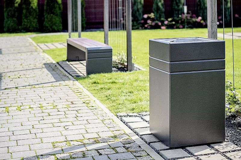 Abfallbehälter BRNO ohne Schutzdach, Beton beschichtet in grau sowie Sitzbank BRNO