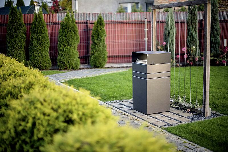 Abfallbehälter BRNO mit Ascher, mit Schutzdach in RAL 7021 schwarzgrau, Beton beschichtet in grau