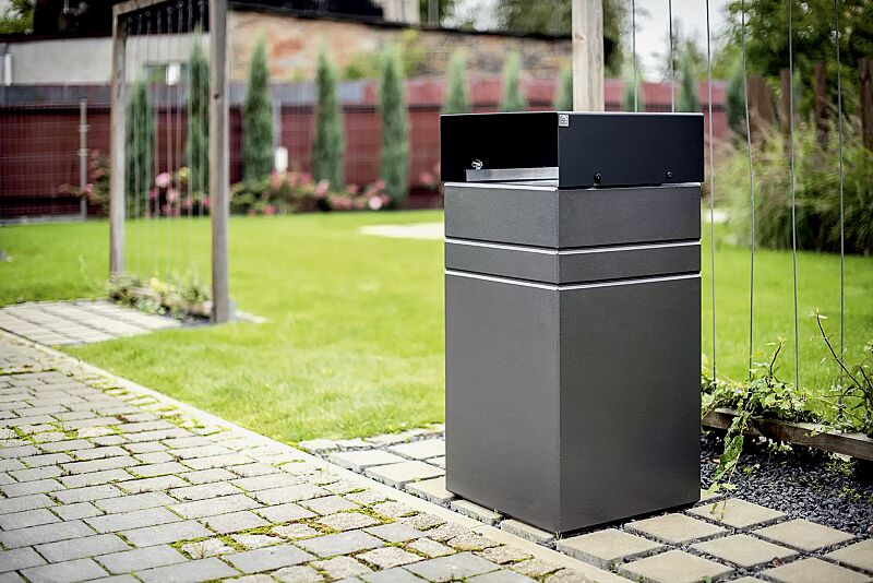 Abfallbehälter BRNO mit Ascher, mit Schutzdach in RAL 7021 schwarzgrau, Beton beschichtet in grau
