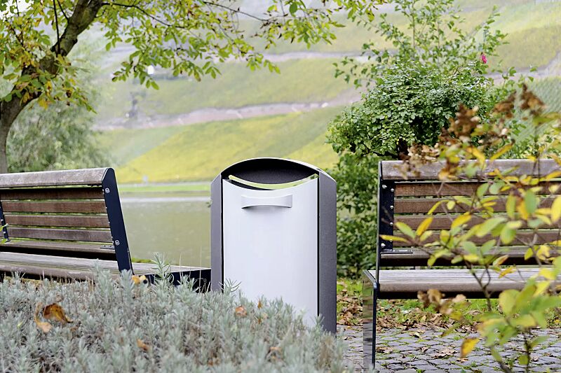 abfallbehaelter-burnham-__shoKAT0038394 Abfallbehälter BURNHAM mit Ascher, Behälter in RAL 9006 weißaluminium, Rahmen in eisenglimmergrau