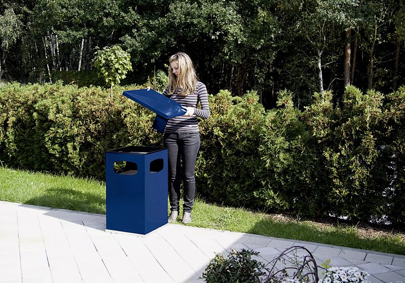 Abfallbehälter CASTLE mit Ascher, 72 Liter, in RAL 5010 enzianblau
