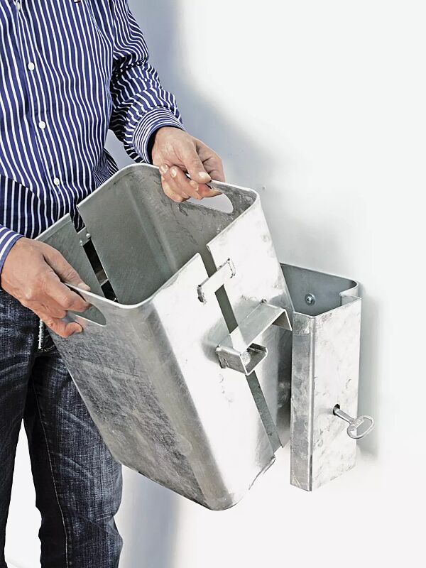 Behälter zum Entleeren abnehmen