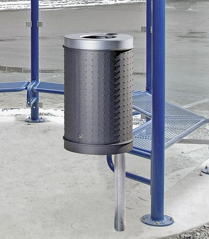 Abfallbehälter CORNWALL mit Ascher, Korpus in eisenglimmergrau, Deckel in RAL 9006 weißaluminium, mit feuerverzinktem Pfosten zum Einbetonieren (Zubehör)